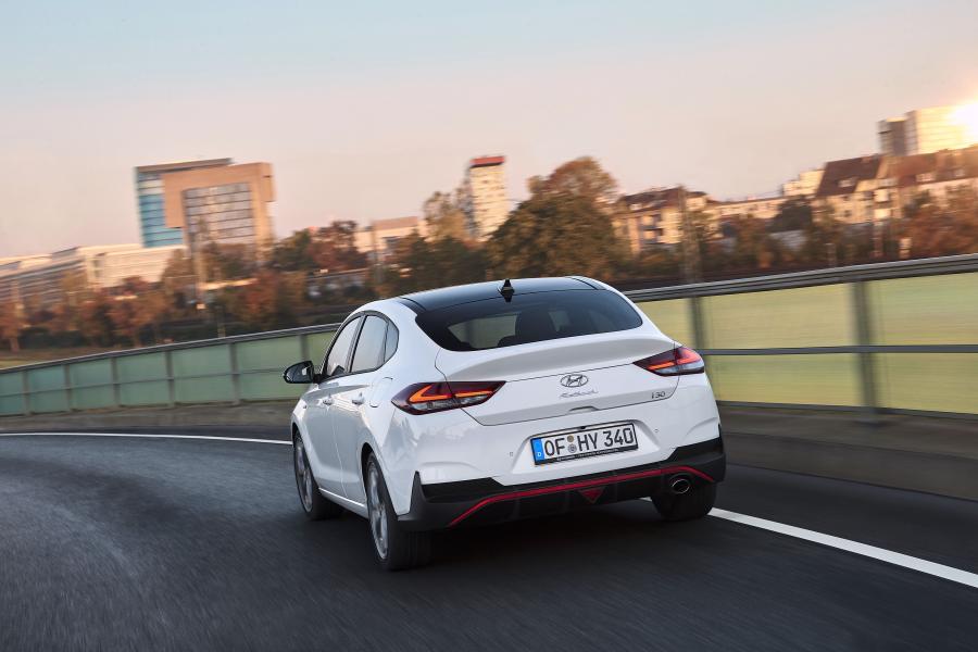  Hyundai i30 Fastback N Line 2018 года  (WW) (фото 2 из 35)